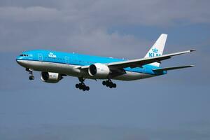 klm kunglig dutch flygbolag boeing 777-200 ph-bqb passagerare plan ankomst och landning på amsterdam schipol flygplats foto