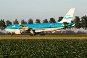 klm kunglig dutch flygbolag flygbuss a330-200 ph-aof passagerare plan taxning på amsterdam schipol flygplats foto