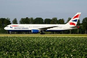 brittiskt luftvägarna boeing 767-300 g-bnwb passagerare plan taxning på amsterdam schipol flygplats foto