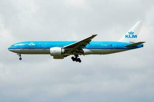 klm kunglig dutch flygbolag boeing 777-200 ph-bqg passagerare plan anlända och landning på amsterdam schipol flygplats foto