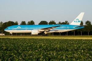 klm kunglig dutch flygbolag boeing 777-200 ph-bqc passagerare plan taxning på amsterdam schipol flygplats foto