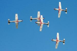 militär tränare plan på luft bas. luft tvinga flyg Träning. flyg och flygplan. aerobatic. militär industri. flyga och flygande. foto