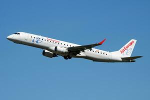 luft europa embraer 195 ec-kyo passagerare plan avresa på madrid barajas flygplats foto