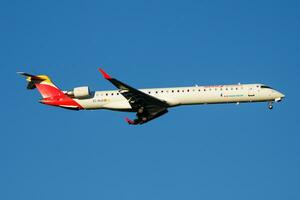 iberia regional luft nostrum bombardier crj-1000 ec-mjo passagerare plan landning på madrid barajas flygplats foto