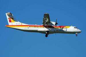 iberia regional luft nostrum atr-72 ec-lrh passagerare plan landning på madrid barajas flygplats foto