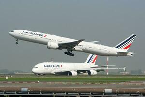 luft Frankrike boeing 777-300er f-gsqy passagerare plan avresa och ta av på paris charles de gaulle flygplats foto