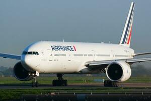 luft Frankrike boeing 777-300er f-gsqm passagerare plan ankomst och landning på paris charles de gaulle flygplats foto