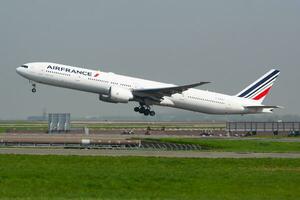 luft Frankrike boeing 777-300er f-gsqy passagerare plan avresa och ta av på paris charles de gaulle flygplats foto