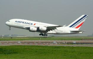 luft Frankrike flygbuss a380 f-hpjf passagerare plan avresa och ta av på paris charles de gaulle flygplats foto