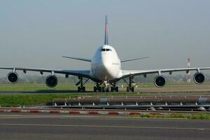 delta flygbolag boeing 747-400 n662us passagerare plan ankomst och landning på paris charles de gaulle flygplats foto