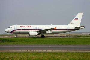 rossiya flygbolag a320 ei-faj passagerare plan avresa och ta av på paris charles de gaulle flygplats foto