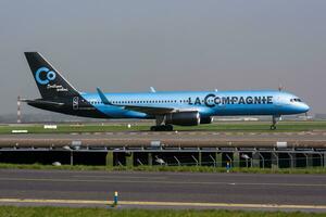 la compagnie boeing 757-200 f-htag passagerare plan ankomst och landning på paris charles de gaulle flygplats foto