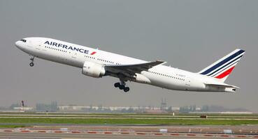 luft Frankrike boeing 777-200 f-gspt passagerare plan avresa och ta av på paris charles de gaulle flygplats foto