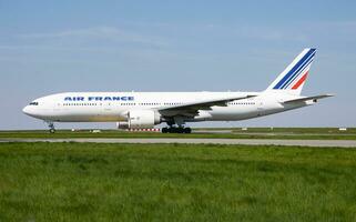 luft Frankrike boeing 777-200 f-gspp passagerare plan avresa och ta av på paris charles de gaulle flygplats foto