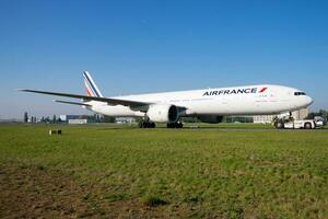 luft Frankrike boeing 777-300er f-gsql passagerare plan avresa och ta av på paris charles de gaulle flygplats foto