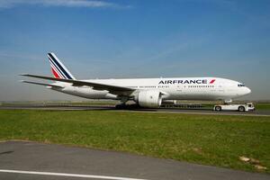 luft Frankrike boeing 777-200 f-gspx passagerare plan taxning på paris charles de gaulle flygplats foto