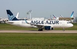 aigle azur flygbuss a320 f-hbix passagerare plan avresa på paris orly flygplats foto