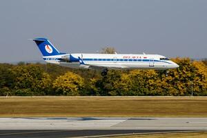 belavia bombardier crj-200 ew-303pj passagerare plan ankomst och landning på budapest flygplats foto