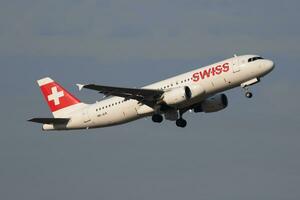 swiss internationell flygbolag flygbuss a320 hb-jlr passagerare plan avresa och ta av på budapest flygplats foto