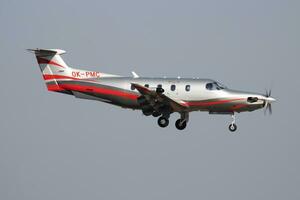 pilatus pc-12 ok-pmc passagerare plan ankomst och landning på budapest flygplats foto