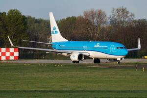 klm boeing 737-800 ph-bgc passagerare plan avresa och ta av på budapest flygplats foto