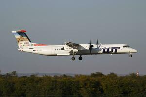 massa putsa flygbolag särskild livré bombardier dhc-8 q400 sp-eqi passagerare plan ankomst och landning på budapest flygplats foto