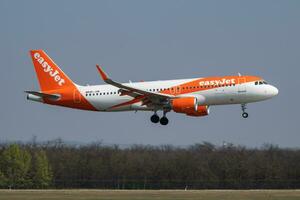 easyjet flygbuss a320 hb-jxm passagerare plan ankomst och landning på budapest flygplats foto