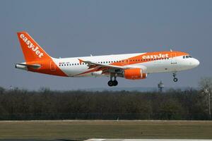 easyjet flygbuss a320 hb-jzx passagerare plan ankomst och landning på budapest flygplats foto