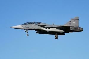 militär kämpe jet plan på luft bas. luft tvinga flyg drift. flyg och flygplan. luft försvar. militär industri. flyga och flygande. foto