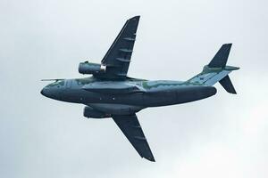 embraer kc-390 årtusende. militär transport plan på luft bas. luft tvinga flyg drift. flyg och flygplan. luft hiss. militär industri. flyga och flygande. foto