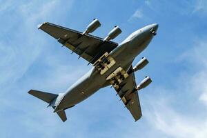 militär transport plan på luft bas. luft tvinga flyg drift. flyg och flygplan. luft hiss. militär industri. flyga och flygande. foto