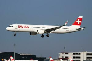 swiss internationell flygbolag flygbuss a321 hb-jon passagerare plan ankomst och landning på wien flygplats foto