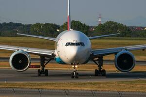 österrikiska flygbolag boeing 777-200 oe-lpa passagerare plan ankomst och landning på wien flygplats foto