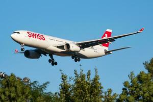 swiss internationella flygbolag flygbuss a330-300 hb-jhn passagerare plan ankomst och landning på wien flygplats foto