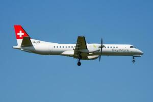 skywork flygbolag saab 2000 hb-izb passagerare plan ankomst och landning på wien flygplats foto