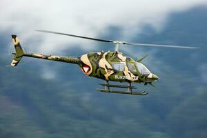 österrikiska luft tvinga klocka åh-58 Kiowa 3c-åh flygande på zeltweg luft bas foto