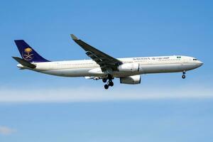 saudia flygbuss a330-300 hz-aq17 passagerare plan landning på istanbul ataturk flygplats foto