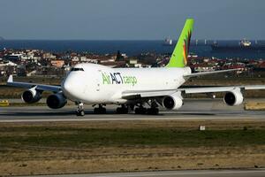 luft spela teater frakt boeing 747-400 tc-acr frakt plan avresa på istanbul ataturk flygplats foto