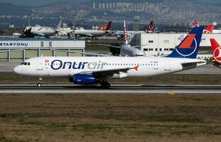 onur luft flygbuss a320 tc-oda passagerare plan avresa på istanbul ataturk flygplats foto