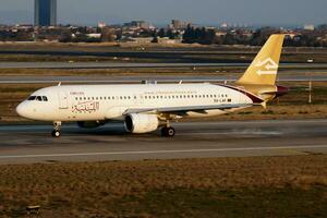 lybian flygbolag flygbuss a320 5a-lak passagerare plan avresa på istanbul ataturk flygplats foto