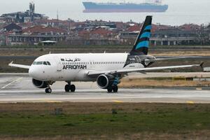 afriqiyah luftvägarna flygbuss a320 5a-onb passagerare plan avresa på istanbul ataturk flygplats foto