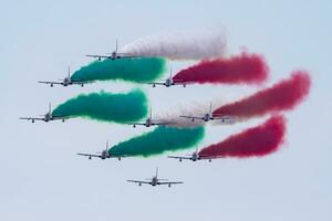 italiensk luft tvinga konstflygnings team frecce tricolori med aermacchi mb-339 tränare flygplan visa på siaf slovakiska internationell luft fest 2019 foto