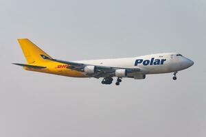 polär luft frakt boeing 747-400 n416mc frakt plan ankomst och landning på hong kong chek knä kok flygplats foto