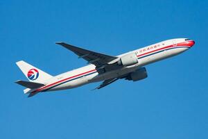 Kina frakt boeing 777-200 b-2077 frakt plan avresa och ta av på hong kong chek knä kok flygplats foto
