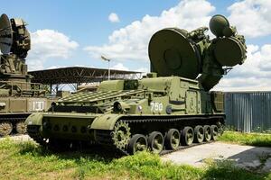 sovjet och ryska mobil militär radar station med antenn. luft försvar. modern armén industri foto