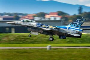 militär kämpe jet plan på luft bas. luft tvinga flyg drift. flyg och flygplan. luft försvar. grekiska luft tvinga f-16. foto