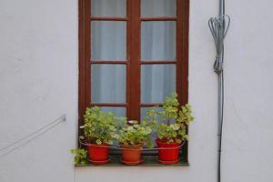 spanskt fönster på fasaden av huset foto