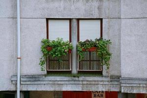 spanskt fönster på fasaden av huset foto