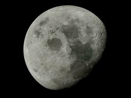 måne yta full måne super måne stänga upp i de natt. detalj av de lunar yta i svart foto