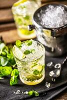 mojito eller jungfrulig mojito lång rom dryck med färsk mynta, kalk juice, sockerrör socker och soda foto